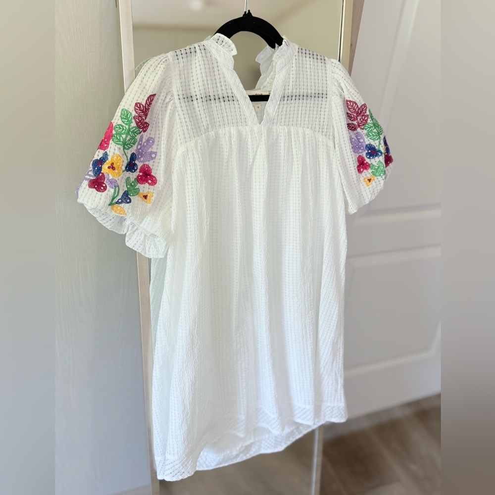 Umgee White Blouse with Multicolor Floral Embroidery